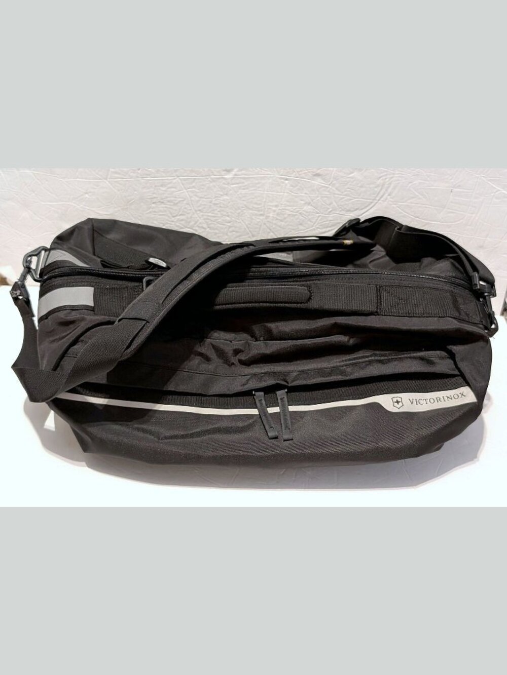 EUC VICTORINOX Swiss Army BLACK CARRY-ON DUFFLE BAG 22" x 13" x 9"